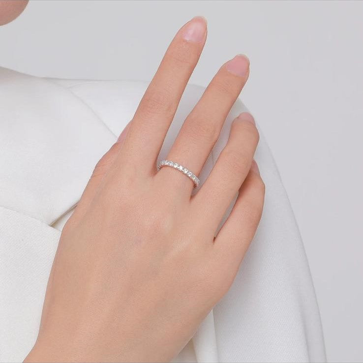 An adjustable 925 sterling silver chain ring with a series of shimmering stones set in a linked chain design.