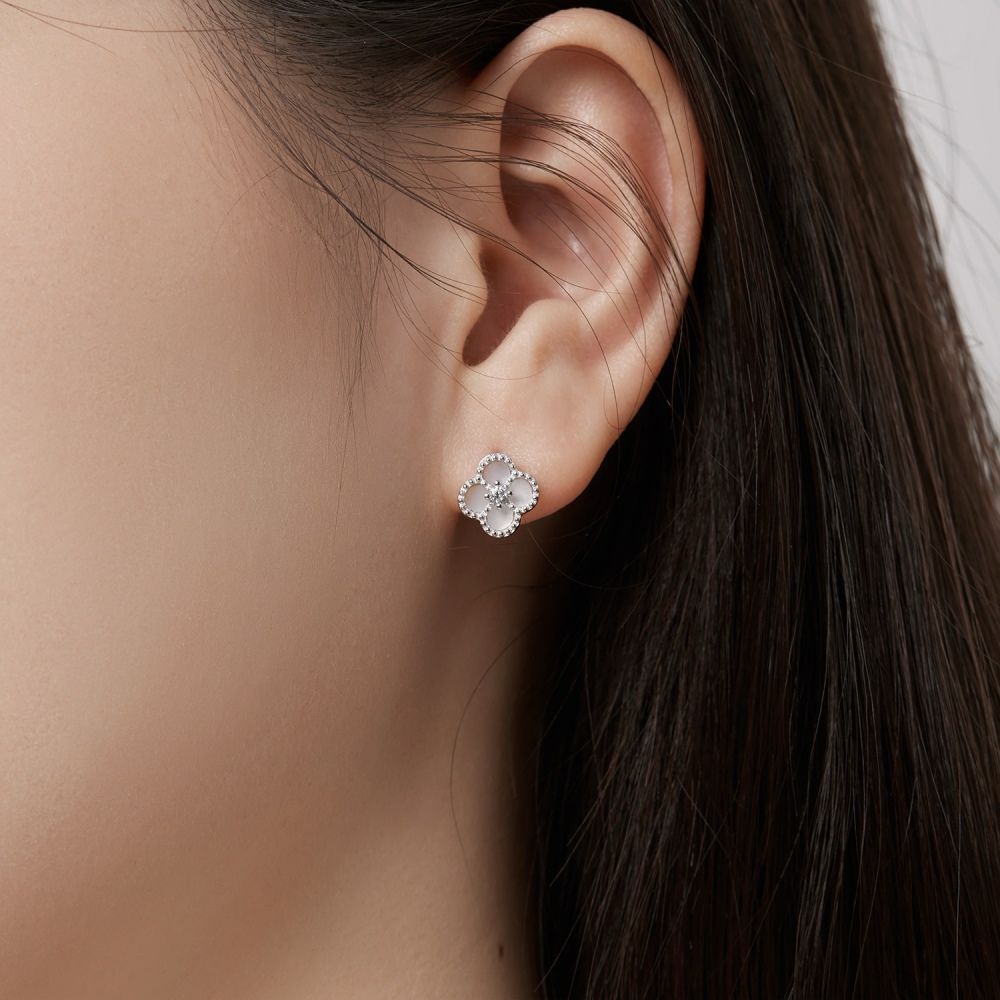 A clover-shaped stud earring with white stones in a rhodium-plated 925 sterling silver band.